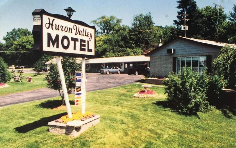 Huron Valley Motel - Postcard (newer photo)